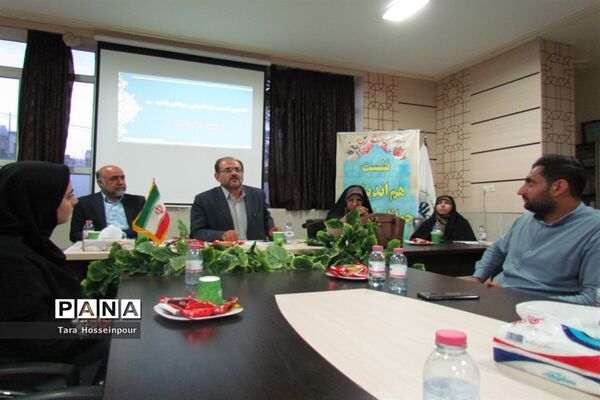 نشست صمیمی معلمان جوان ناحیه 3 با مدیر آموزش و پرورش‌