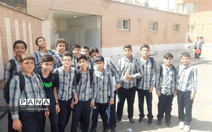 حال و هوای دانش آموزان دبستان معارف 6 ناحیه 3 شیراز در روز آغاز امتحانات نهایی