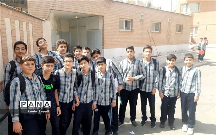 حال و هوای دانش آموزان دبستان معارف 6 ناحیه 3 شیراز در روز آغاز امتحانات نهایی