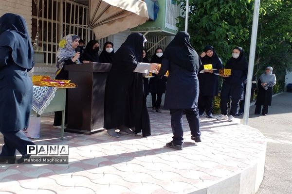 تقدیر از دانش‌آموزان برتر قرآن و حجاب و برترین‌های علمی و فرهنگی و پژوهشی دبیرستان شهیده قزوینی منطقه ۱۳