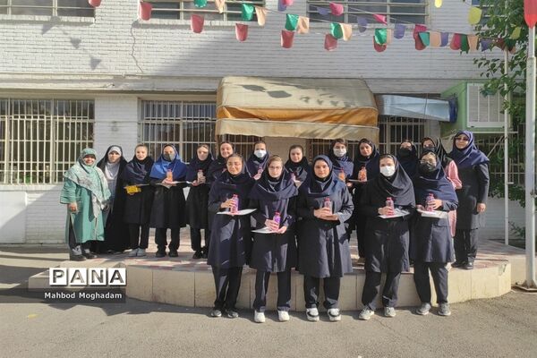 تقدیر از دانش‌آموزان برتر قرآن و حجاب و برترین‌های علمی و فرهنگی و پژوهشی دبیرستان شهیده قزوینی منطقه ۱۳