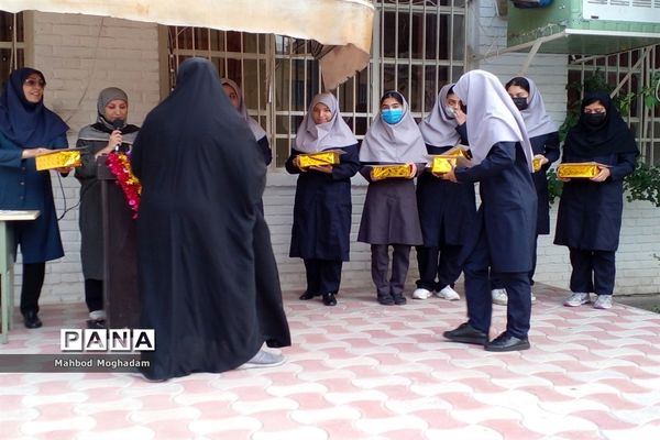 تقدیر از دانش‌آموزان برتر قرآن و حجاب و برترین‌های علمی و فرهنگی و پژوهشی دبیرستان شهیده قزوینی منطقه ۱۳