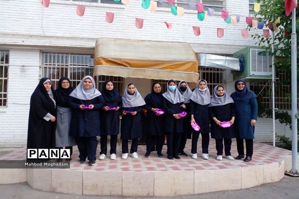 تقدیر از دانش‌آموزان برتر قرآن و حجاب و برترین‌های علمی و فرهنگی و پژوهشی دبیرستان شهیده قزوینی منطقه ۱۳