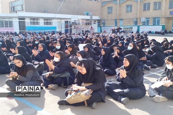 تقدیر از دانش‌آموزان برتر قرآن و حجاب و برترین‌های علمی و فرهنگی و پژوهشی دبیرستان شهیده قزوینی منطقه ۱۳