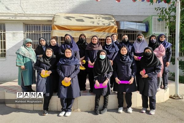 تقدیر از دانش‌آموزان برتر قرآن و حجاب و برترین‌های علمی و فرهنگی و پژوهشی دبیرستان شهیده قزوینی منطقه ۱۳