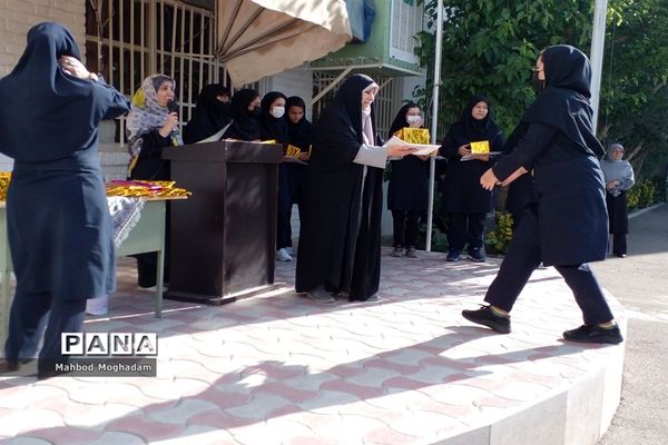 تقدیر از دانش‌آموزان برتر قرآن و حجاب و برترین‌های علمی و فرهنگی و پژوهشی دبیرستان شهیده قزوینی منطقه ۱۳