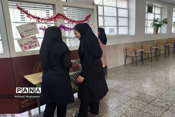 تقدیر از دانش‌آموزان برتر قرآن و حجاب و برترین‌های علمی و فرهنگی و پژوهشی دبیرستان شهیده قزوینی منطقه ۱۳