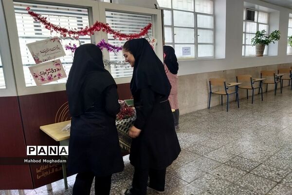 تقدیر از دانش‌آموزان برتر قرآن و حجاب و برترین‌های علمی و فرهنگی و پژوهشی دبیرستان شهیده قزوینی منطقه ۱۳
