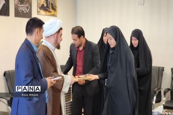 گرامیداشت دهه کرامت و دیدار دانش‌آموزان دختر بهارستانی با فرماندار بهارستان
