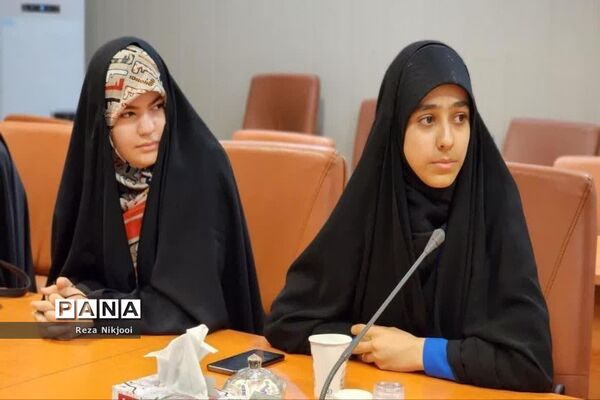 گرامیداشت دهه کرامت و دیدار دانش‌آموزان دختر بهارستانی با فرماندار بهارستان