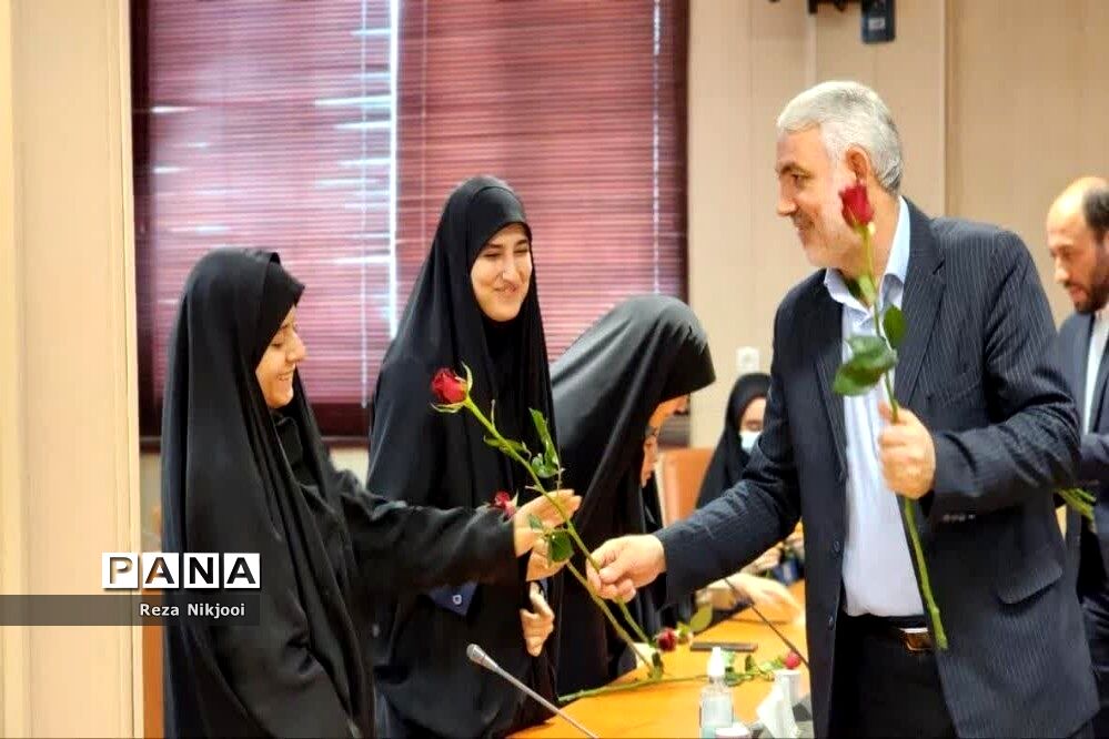 گرامیداشت دهه کرامت و دیدار دانش‌آموزان دختر بهارستانی با فرماندار بهارستان