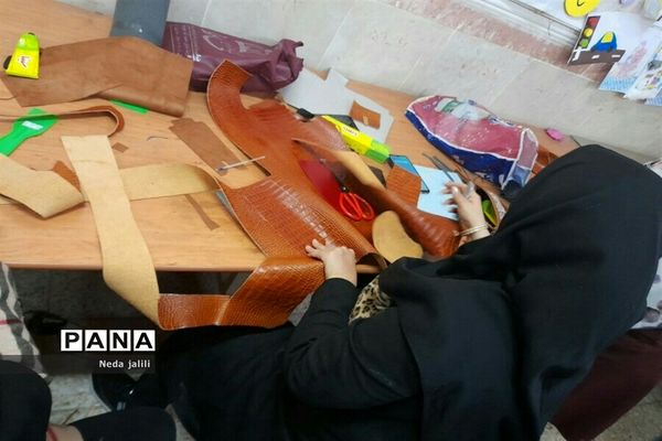 برگزاری کلاس‌های آموزش چرم‌دوزی در شهرستان قرچک