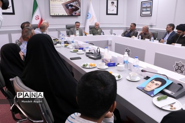 محفل خاطره‌گویی خلبانان جنگنده دوران دفاع مقدس در قم