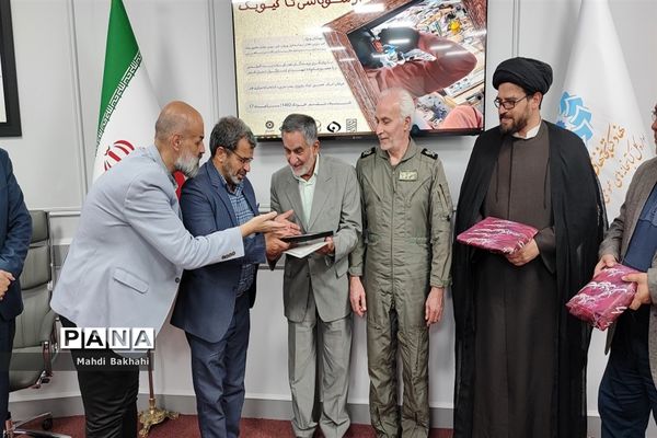 محفل خاطره‌گویی خلبانان جنگنده دوران دفاع مقدس در قم