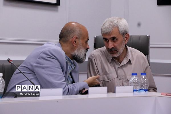 محفل خاطره‌گویی خلبانان جنگنده دوران دفاع مقدس در قم