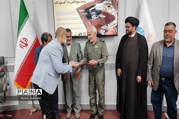 محفل خاطره‌گویی خلبانان جنگنده دوران دفاع مقدس در قم