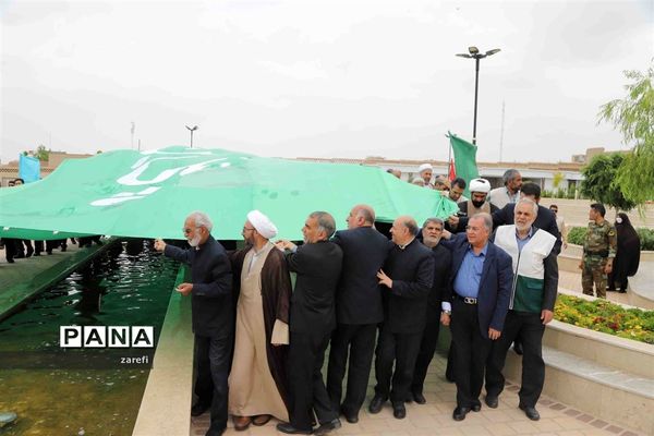 همزمان با آغاز دهه کرامت اهتزاز پرچم بزرگ علی بن موسی الرضا(ع) در فرهنگسرای شهرداری بیرجند