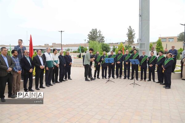 همزمان با آغاز دهه کرامت اهتزاز پرچم بزرگ علی بن موسی الرضا(ع) در فرهنگسرای شهرداری بیرجند