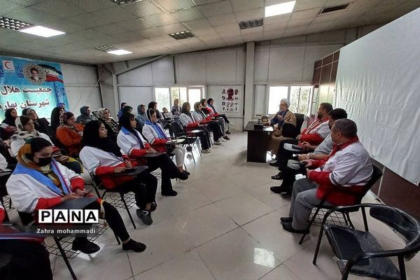 حضور خادمان حرم  امام رضا(ع) با پرچم متبرک به مناسبت هفته کرامت در جمعیت هلال احمر بهارستان ۲