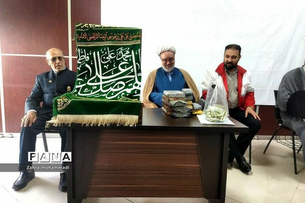 حضور خادمان حرم  امام رضا(ع) با پرچم متبرک به مناسبت هفته کرامت در جمعیت هلال احمر بهارستان ۲