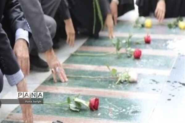 عطرافشانی و گلباران گلزار شهدای بافق