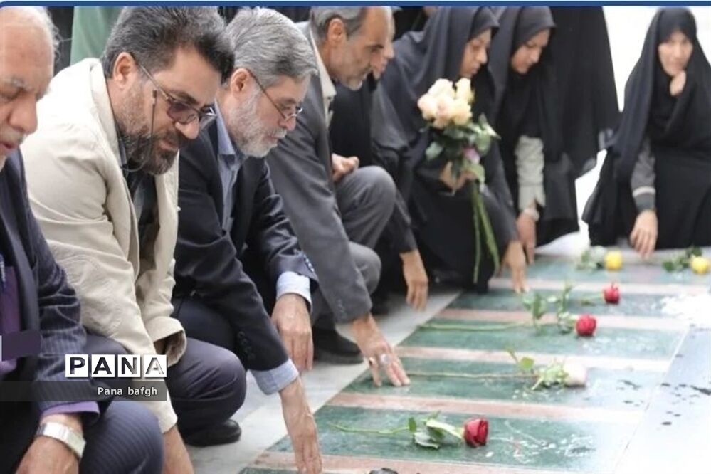 عطرافشانی و گلباران گلزار شهدای بافق