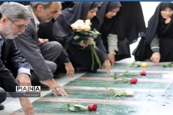 عطرافشانی و گلباران گلزار شهدای بافق