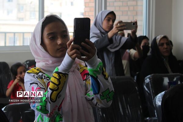 تجلیل از دانش‌آموزان برتر مدارس اورین بهارستان‌2 به‌مناسبت دهه کرامت