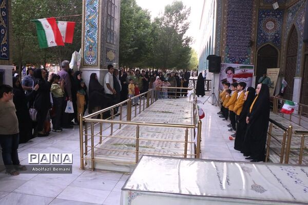 اجرای گروه سرود «میثاق» قم در جوار مزار شهدای آزادسازی خرمشهر
