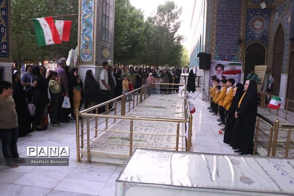 اجرای گروه سرود «میثاق» قم در جوار مزار شهدای آزادسازی خرمشهر