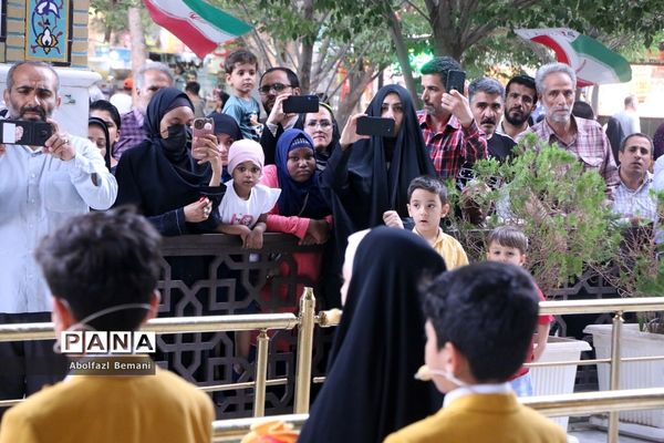 اجرای گروه سرود «میثاق» قم در جوار مزار شهدای آزادسازی خرمشهر