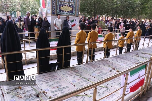اجرای گروه سرود «میثاق» قم در جوار مزار شهدای آزادسازی خرمشهر