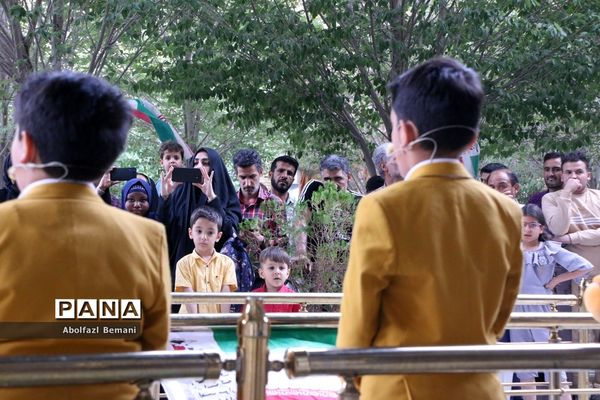 اجرای گروه سرود «میثاق» قم در جوار مزار شهدای آزادسازی خرمشهر