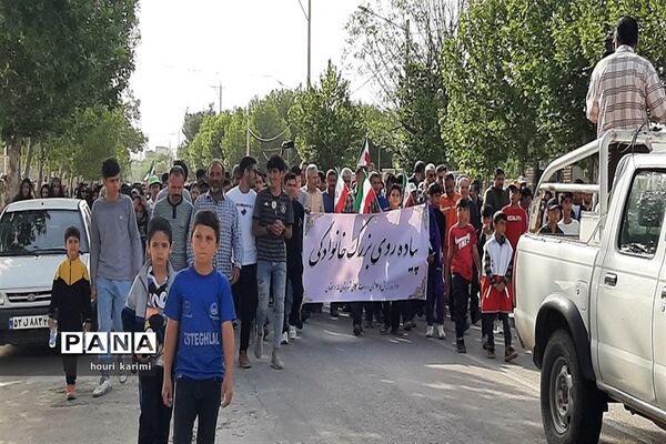 پیاده‌روی خانوادگی به‌مناسبت دهه کرامت در شهرستان مانه وسملقان