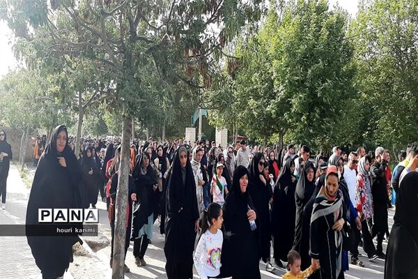پیاده‌روی خانوادگی به‌مناسبت دهه کرامت در شهرستان مانه وسملقان