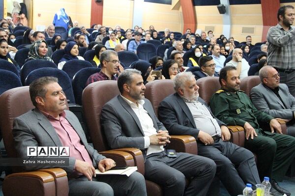 همایش پدر دختری با عنوان دختر بابا به‌مناسبت دهه کرامت در فرهنگسرای ولاء ناحیه یک شهرری