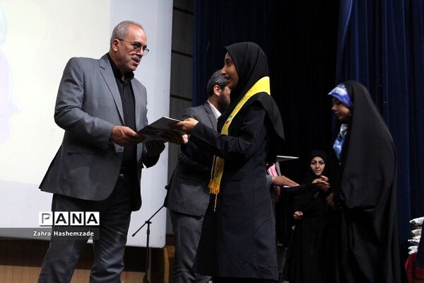 همایش پدر دختری با عنوان دختر بابا به‌مناسبت دهه کرامت در فرهنگسرای ولاء ناحیه یک شهرری
