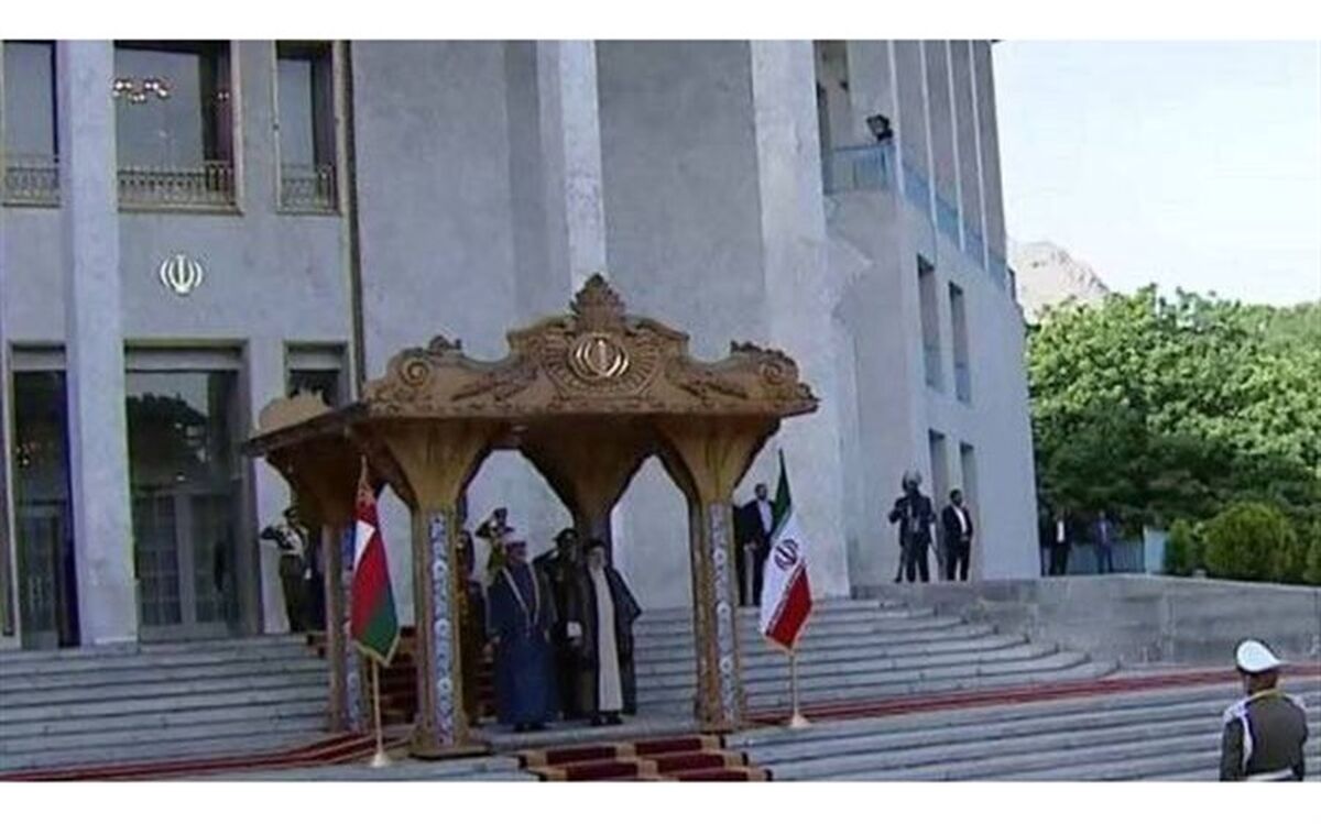 استقبال رسمی آیت‌الله رئیسی از سلطان عمان