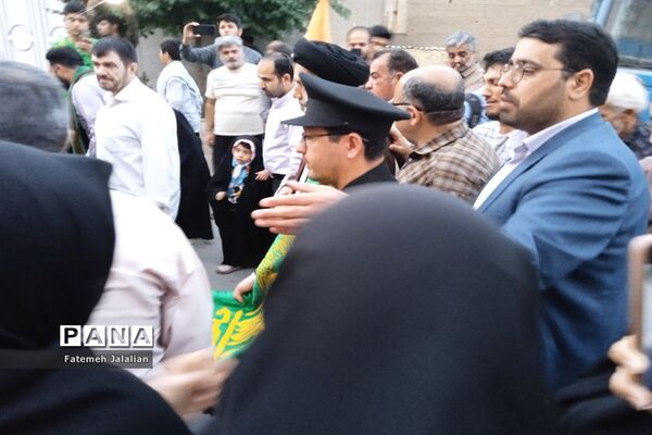 استقبال مردم از کاروان «زیر سایه خورشید» در قم