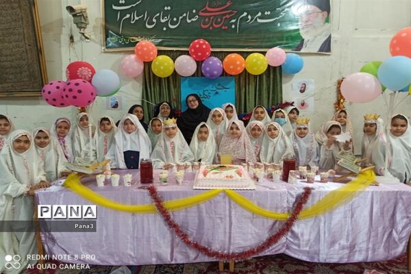 دانش‌آموزان دبستان سلمه منطقه ۳  در جوار حرم امامزاده اسماعیل(ع) تاج بندگی بر سر نهادند