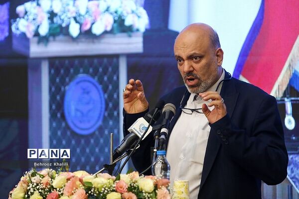 اعطای نخستین نشان عالی دانش