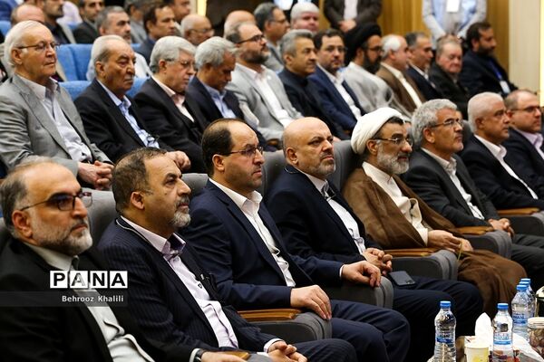 اعطای نخستین نشان عالی دانش