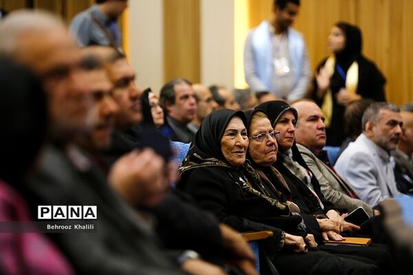 اعطای نخستین نشان عالی دانش