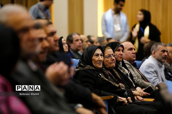 اعطای نخستین نشان عالی دانش