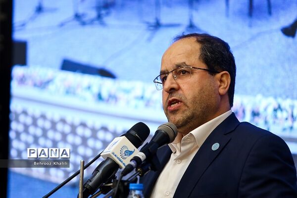 اعطای نخستین نشان عالی دانش