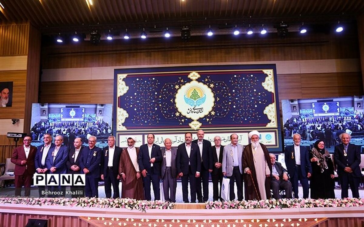 نخستین «نشان عالی دانش» بر سینه ۱۲ ستاره سپهر دانش ایران نشست