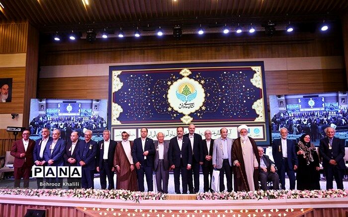 نخستین «نشان عالی دانش» بر سینه ۱۲ ستاره سپهر دانش ایران نشست