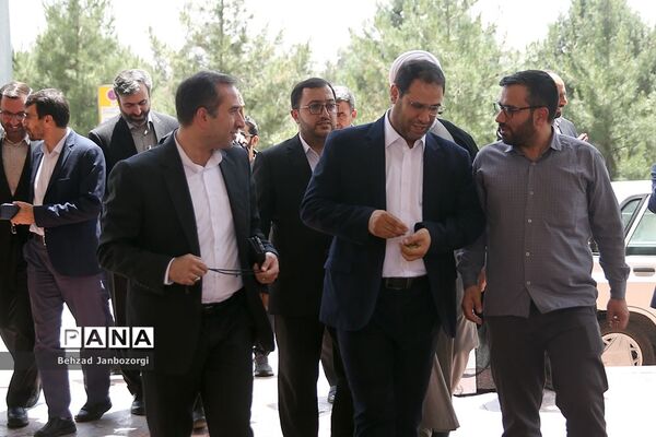 تجدید بیعت وزیر آموزش و پرورش با آرمان‌های امام راحل و ادای احترام به مقام شامخ شهیدان رجایی و باهنر