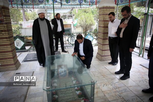 تجدید بیعت وزیر آموزش و پرورش با آرمان‌های امام راحل و ادای احترام به مقام شامخ شهیدان رجایی و باهنر