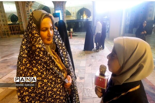 گفت‌وگو ی صمیمی معلمان مهدوی مشهد با زائران در جوار حرم آقا علی ابن موسی الرضا (ع)